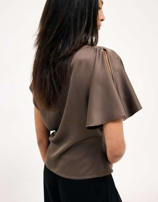 NA-KD top drapé asymétrique avec fente marron, 3 de 5