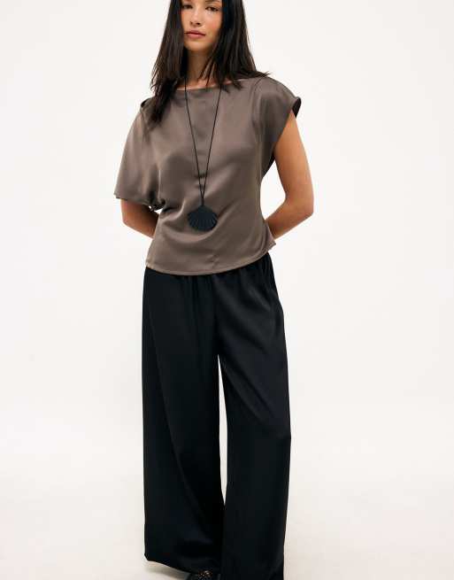 NA-KD top drapé asymétrique avec fente marron, 4 de 5