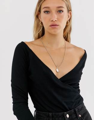 NA-KD - Top met diepe V-hals en overslag in zwart | ASOS