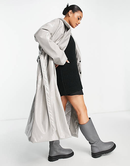 Femme Vêtements Manteaux Imperméables et trench coats Trench-coat en imitation cuir à ceinture NA-KD en coloris Gris 