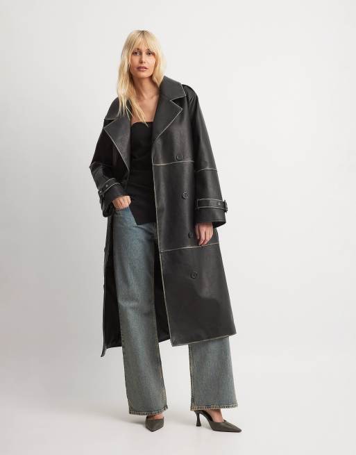 NA-KD – Trenchcoat aus Kunstleder in Schwarz mit Abnutzungsdetails