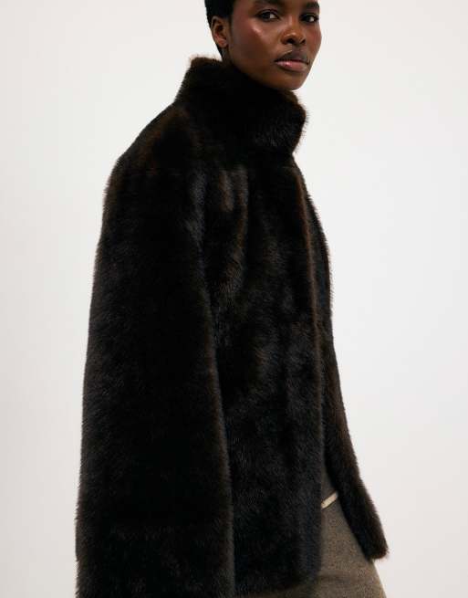 NA-KD Veste courte à manches larges en faux-fur marron foncé, 5 de 5