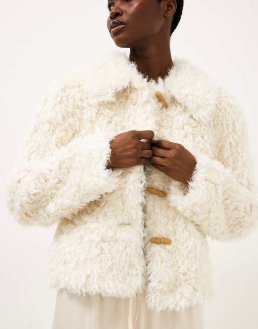 NA-KD veste courte en faux-fur blanc cassé, 2 de 5