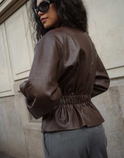 NA-KD veste en imitation cuir avec détail ceinture marron, 2 de 5