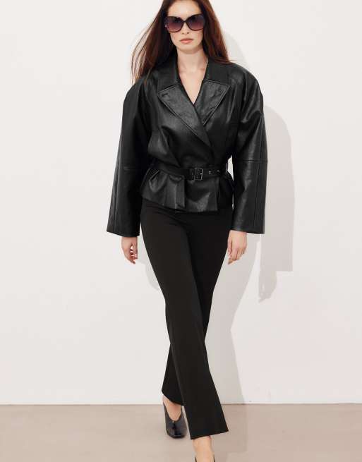 NA-KD veste en imitation cuir avec détail ceinturé noire, 3 de 5