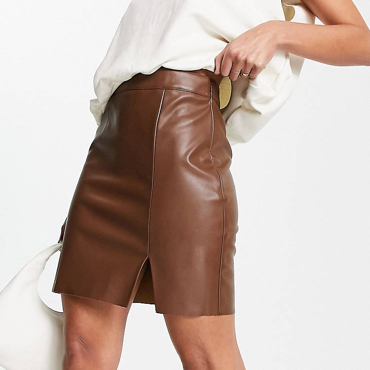 En la cabeza de Intervenir Mono NA-KD x Anika Teller classic mini skirt in brown | ASOS
