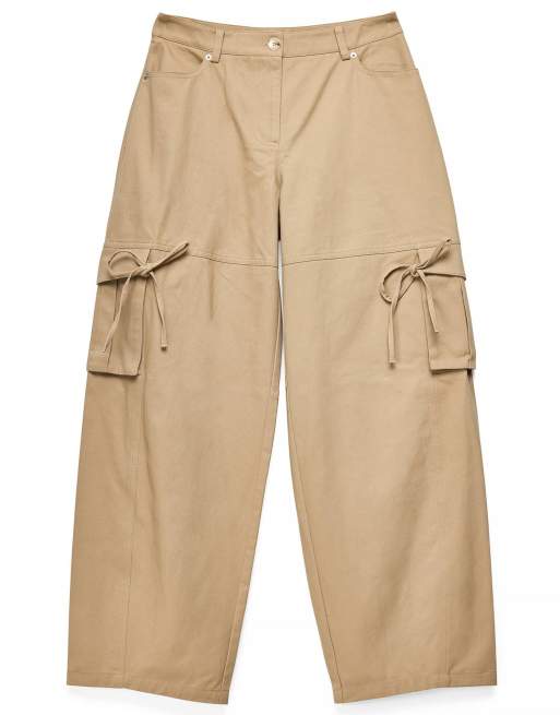 NA-KD x Charlotte Olivia Hose aus Baumwolle mit Taschen und Bindedetail in Hellbeige, 5 von 5