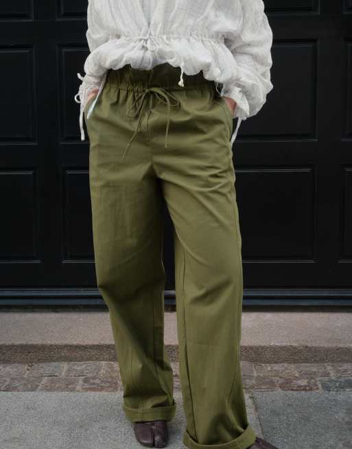 NA-KD x Charlotte Olivia Hose mit umgeschlagenem Bunddetail in Khakigrün, 2 von 5