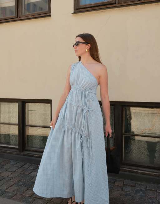 NA-KD x Charlotte Olivia Maxikleid aus Baumwolle mit One-Shoulder-Träger in blau kariert, 2 von 5