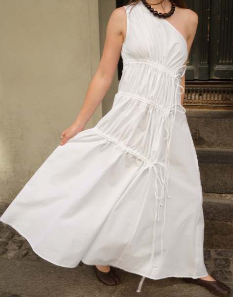 NA-KD x Charlotte Olivia One-Shoulder-Baumwoll-Maxikleid in Wollweiß - view 1