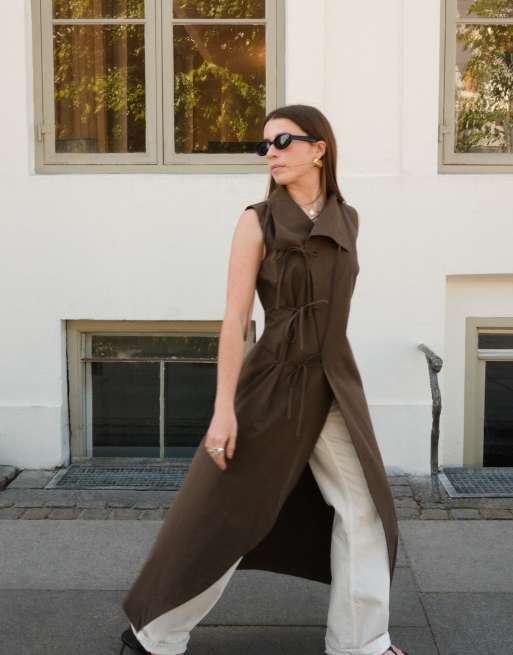NA-KD x Charlotte Olivia robe midi à détail croisé à nouer marron, 2 de 5