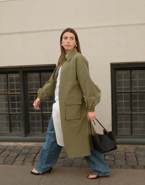 NA-KD x Charlotte Olivia Trenchcoat mit Taschen-Detail in Khaki-Grün - view 1