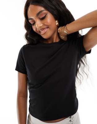 Thumbnail - NA-KD x Chloe Monchamp - Kurzes T-Shirt in Schwarz