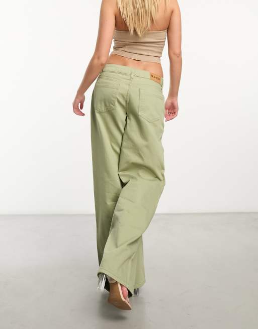 NA-KD x Durnels - Jeans oversize a vita bassa color kaki, 4 di 5
