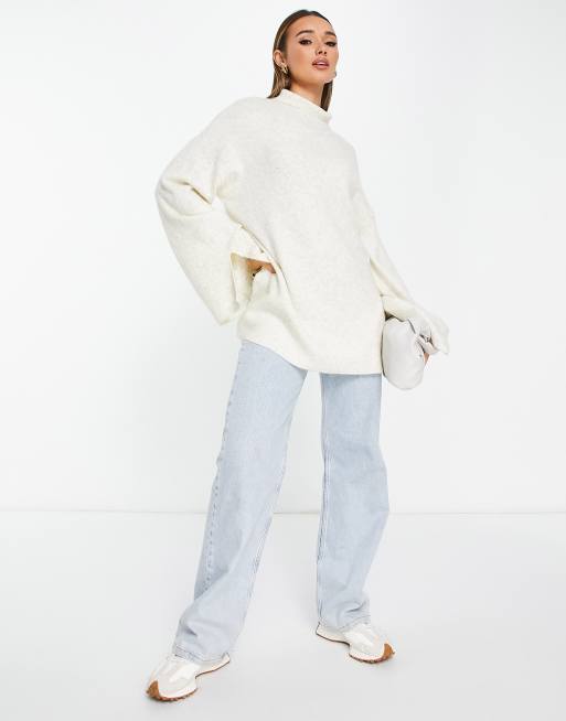 NA-KD X Georgina Lennon – Hochgeschlossener Oversize-Pullover in gebrochenem Weiß