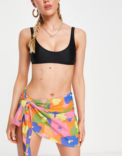 NA-KD X Josefine Simone Dahl – Gebundener Minirock im Sarong-Design mit Blumenmuster