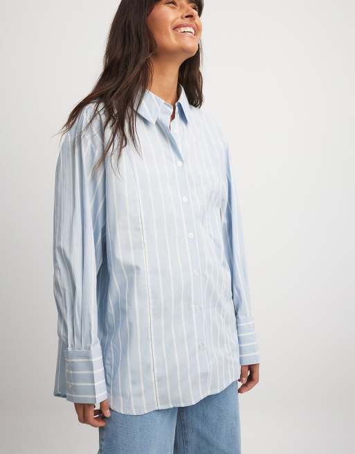 NA-KD x Laura Jade Stone – Oversize-Hemdbluse in Blau und Weiß gestreift mit breiten Manschetten