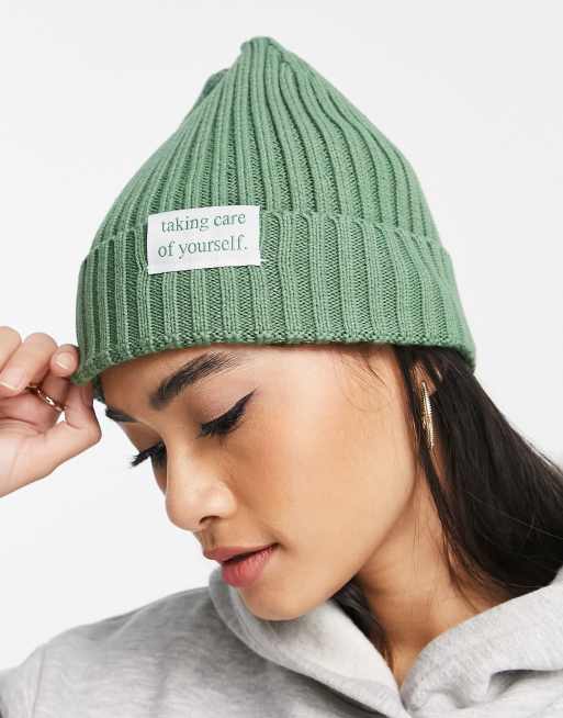 NA-KD x Lisa Marie Schiffner – Strickmütze in Grün mit Schriftzug