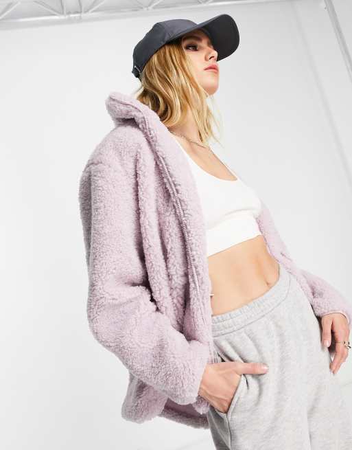 NA-KD X Lisa Marie Schiffner – Teddyfell-Jacke in Flieder