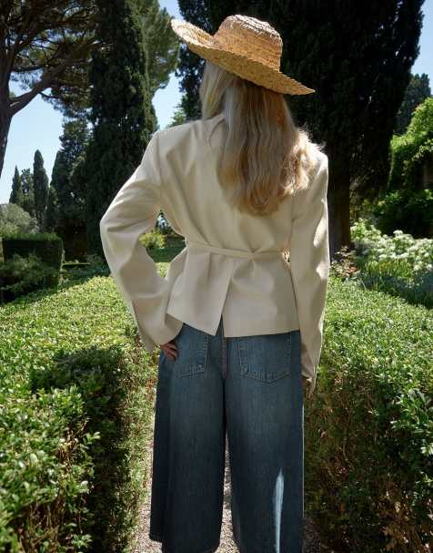 NA-KD x Marie Jedig blazer court à ceinture et épaules larges en crème - ivoire - view 1