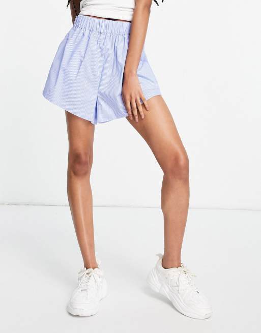 NA-KD x Mathilde Gohler – Shorts in Blau gestreift mit hohem Bund
