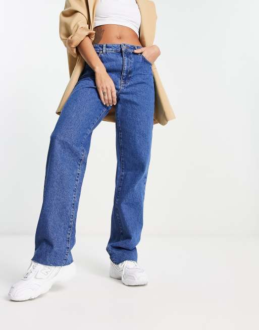NAKD x Rianne Meijer Jeans in blauer Waschung mit geradem Schnitt und unverarbeitetem Saum ASOS
