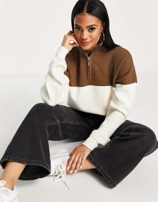 NA-KD x Rianne Meijer – Pullover in Braun mit Blockfarbendesign und Reißverschluss am Ausschnitt