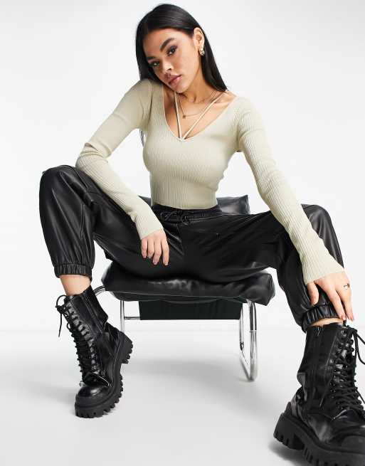 NA-KD x Sofia Coelho - Top a maniche lunghe con dettaglio con fettucce V beige
