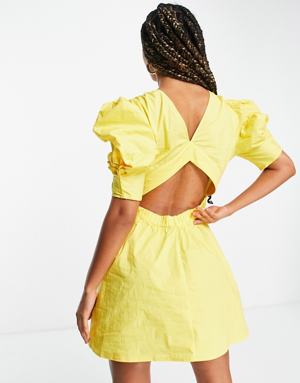  Popularny NA-KD – ŻÓłta sukienka mini z odkrytymi plecami ŻÓłty