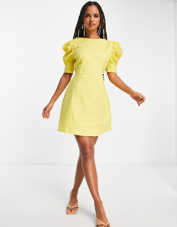  Popularny NA-KD – ŻÓłta sukienka mini z odkrytymi plecami ŻÓłty