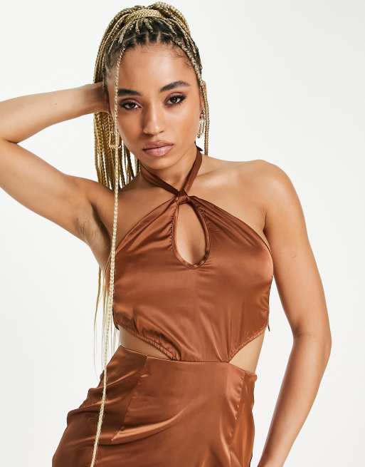 NaaNaa – Brun, midilång bodyconklänning i satin med utskurna detaljer, 4 av 4