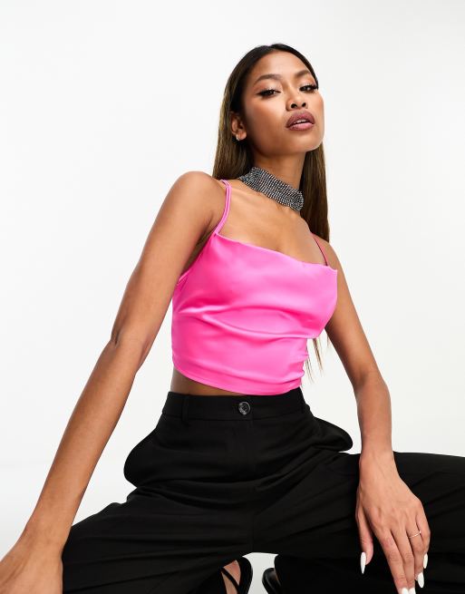 NaaNaa – Chockrosa crop top i satin med draperad ringning och knytning baktill