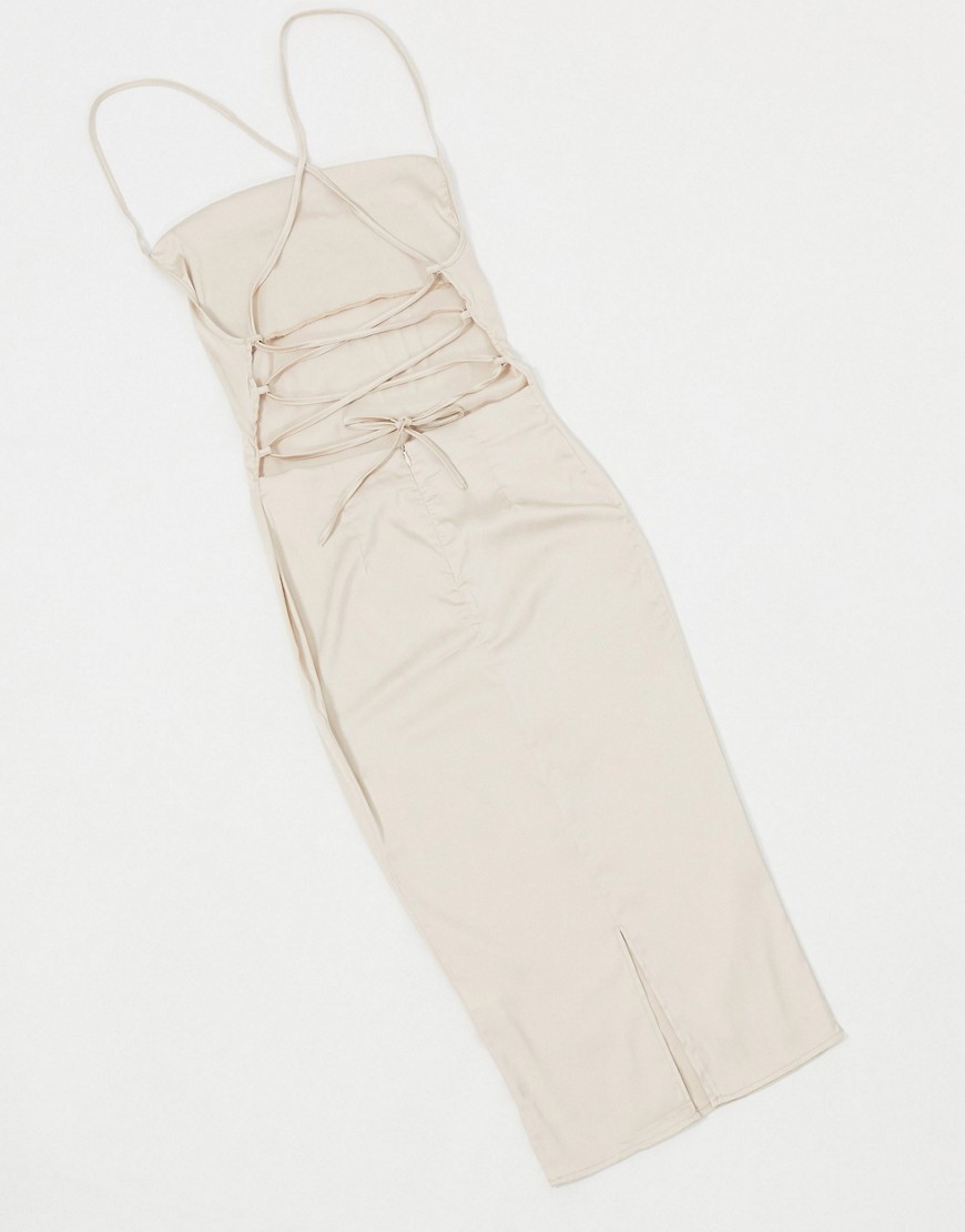 NaaNaa – Ljust minkfärgad slipklänning i satin och midimodell med draperad ringning framtill-Beige