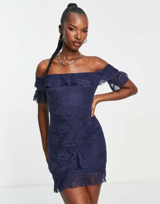NaaNaa – Minikleid aus Spitze in Marineblau mit Carmen-Ausschnitt