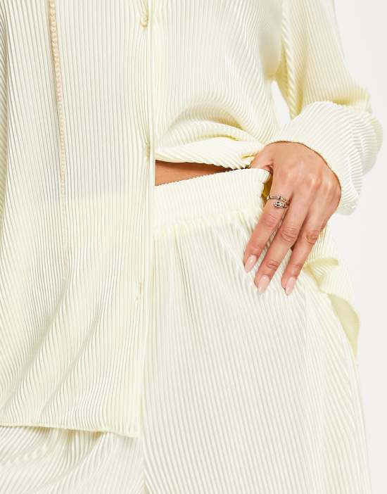 https://images.asos-media.com/products/naanaa-plisse-pants-in-cream-part-of-a-set/203081885-3?$n_550w$&wid=550&fit=constrain