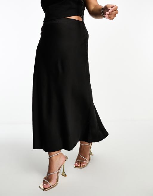 NaaNaa Plus – Asymmetrischer Satin-Midirock in Schwarz