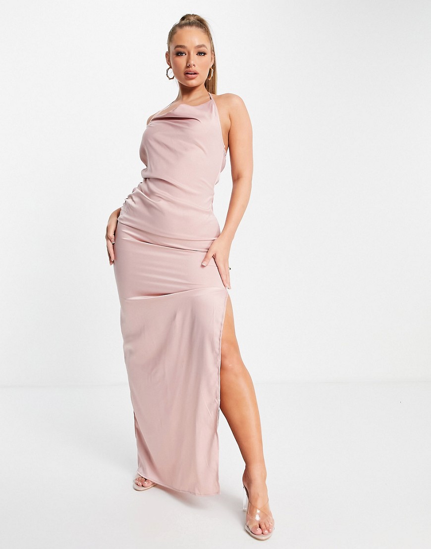 NaaNaa - Satijnen maxi jurk met detail aan de achterkant in perzikkleur-Roze