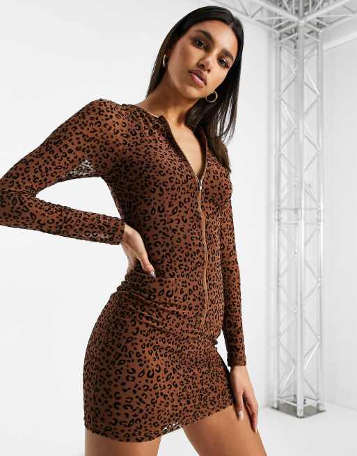 NaaNaa – Shape – Brązowa sukienka bodycon w zwierzęcy wzór z suwakiem z przodu