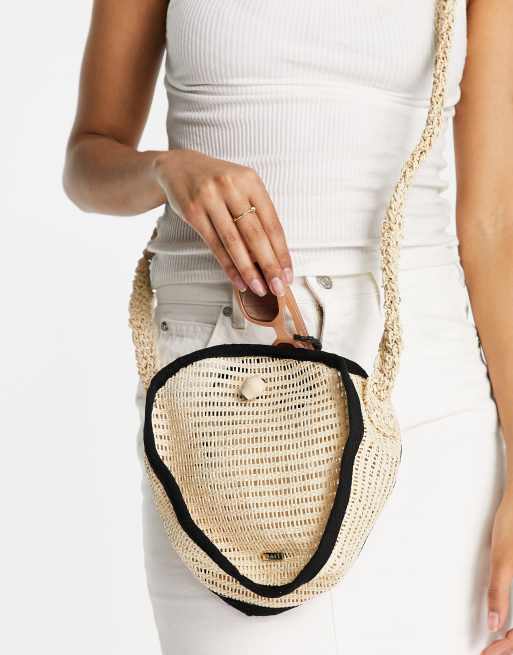 Nali – Runde Schultertasche aus Bast in Elfenbein
