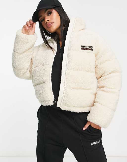 Napapijri – A-Suomi – Pufferjacke aus Teddyfell in gebrochenem Weiß