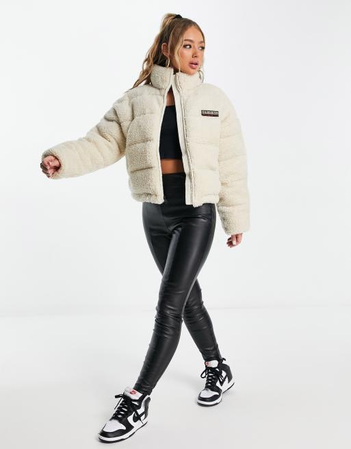Napapijri – A-Suomi – Pufferjacke aus Teddyfell in gebrochenem Weiß