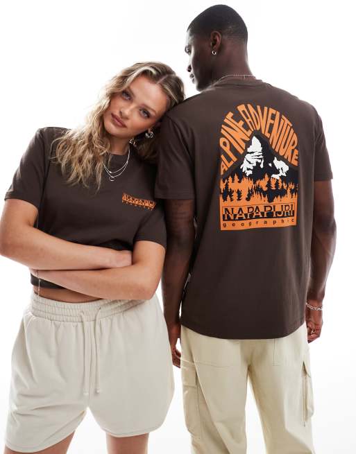 Napapijri – Niu – Brązowy T-shirt z nadrukiem gór na plecach