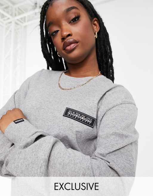 Napapijri – Patch – Grå långärmad t-shirt, endast hos ASOS