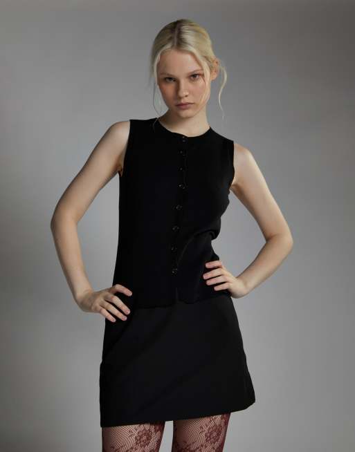 Narrated Round neck vest in black