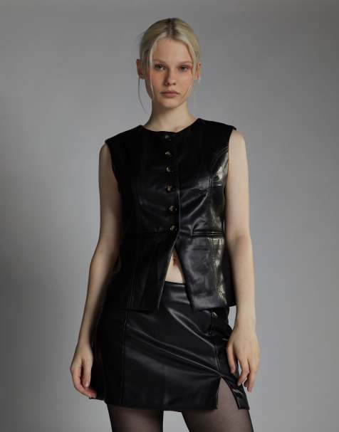 Narrated Round neck vest in black