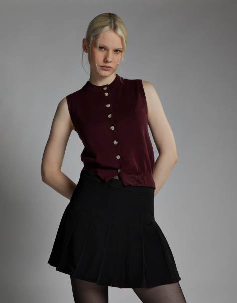 Narrated Round neck vest in burgundy