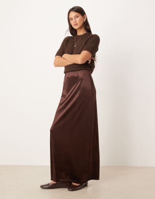 Narrated Ruched maxi skirt in brown velvet