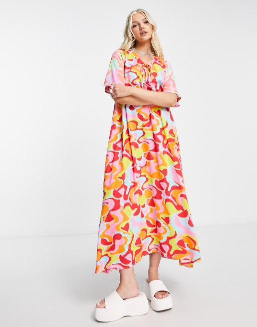 Native Youth – Ausgestelltes Maxi-Hängerkleid mit V-Ausschnitt und farblich abgesetztem Retro-Muster