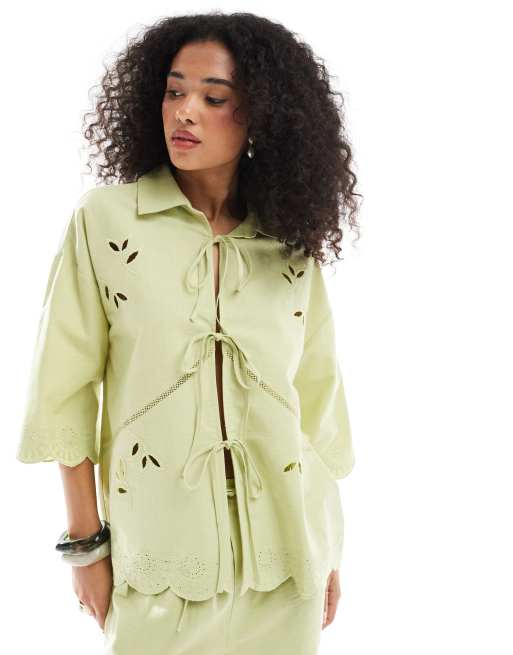 Native Youth - Blusa verde salvia con bordi smerlati e dettagli allacciati