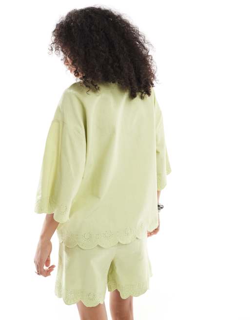 Native Youth – Bluse in Salbeigrün mit Muschelkantensaum und Bindedetail, 4 von 4